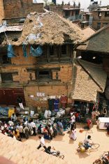 F2-024 Bhaktapur Thaumandi Sq Hutladen kaputtes Dach.jpg